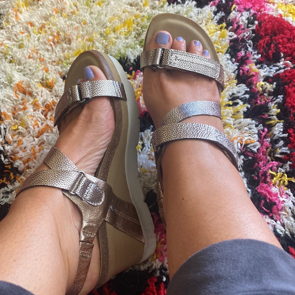 OTBT women’s size 10 gold/silver leather wedges with adjustable Velcro straps.
